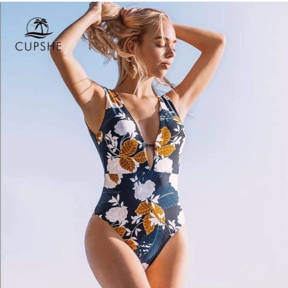 NWT Cupshe women’s Autumn Floral one piece swimsuit Size medium